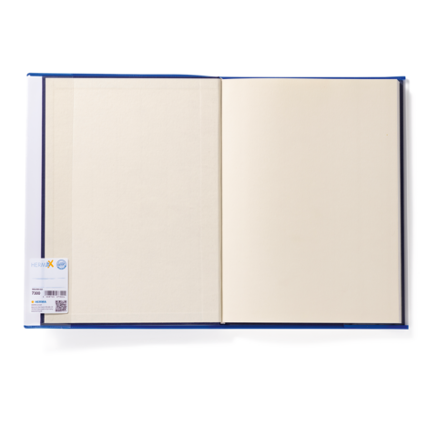 Offenes Notizbuch mit leeren Seiten, blauer Einband und einem Aufkleber auf der linken Seite.