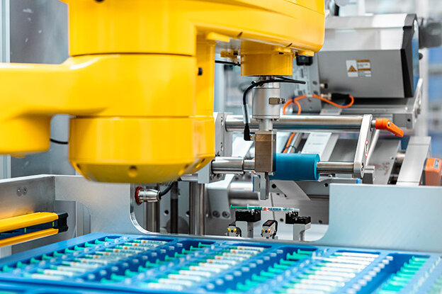 Industrieroboter in zwei verschiedenen Ausführungen: einer steht auf einem Tisch, der andere ist an einer Montageeinheit befestigt, umgeben von technischen Grafiken.