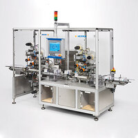 Automatische Verpackungsmaschine mit mehreren Stationen, ausgestattet mit einem Bedienfeld und verschiedenen mechanischen Komponenten zur Verarbeitung von Produkten.