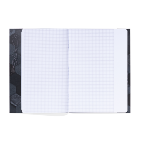 Ein offenes Notizbuch mit kariertem Papier, das leere Seiten zeigt. Der Einband hat ein hexagonales Muster in dunklen Farben.