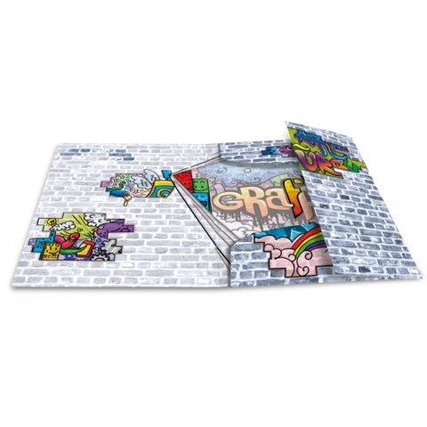 Ein aufgeschlagenes Buch mit Graffiti-Illustrationen auf einer Backsteinwand, das teilweise umgeblättert ist.