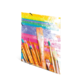 Bunte Pinsel in verschiedenen Größen liegen auf einem Hintergrund mit horizontalen Streifen in lebhaften Farben.
