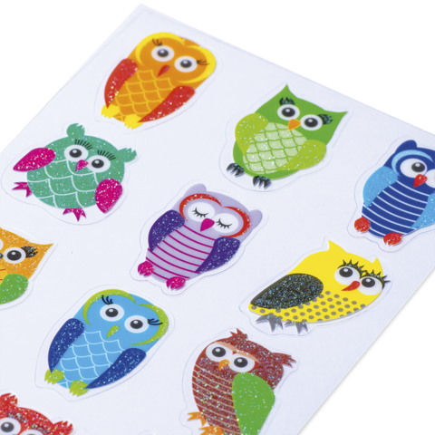 Bunte Aufkleber von Eulen in verschiedenen Farben und Designs, darunter glitzernde und cartoonartige Darstellungen.