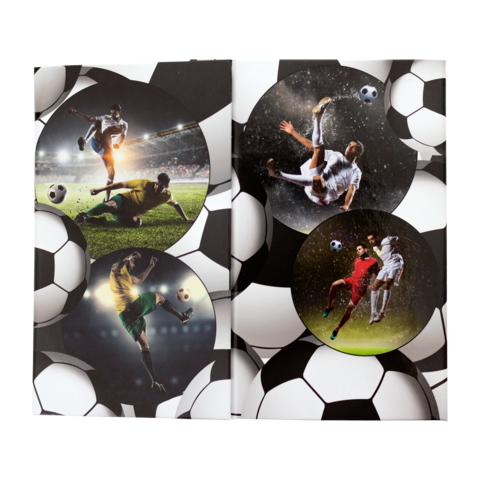 Verschiedene Fußballspieler in Aktion, die verschiedene Techniken und Posen zeigen, umgeben von einem Hintergrund aus Fußballen.