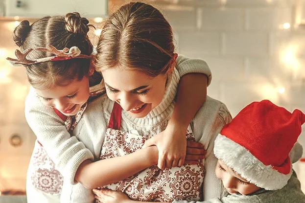 Weihnachtliches Basteln, Mama mit zwei Kindern