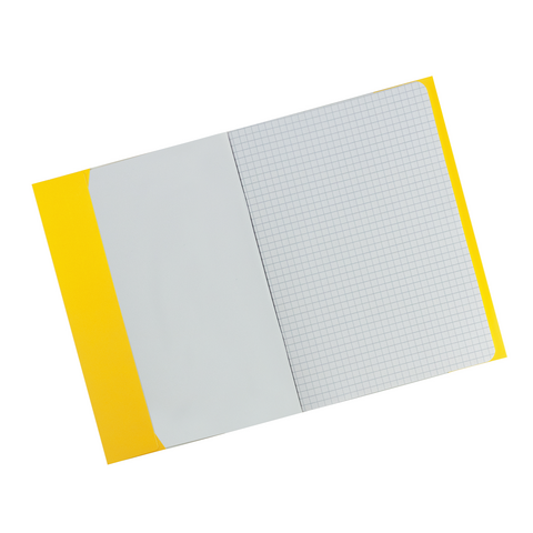 Gelbes Heft mit kariertem Papier auf der rechten Seite und einer leeren, weißen Innenseite auf der linken Seite.
