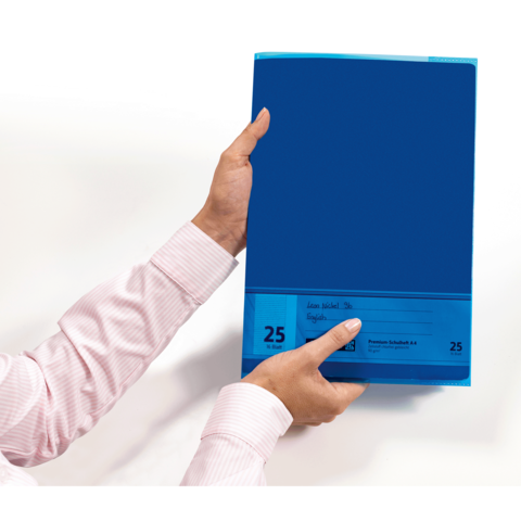 Eine Person hält einen blauen Ordner mit der Aufschrift „25“ und „Englisch“ in der Hand. Der Ordner ist ordentlich und gut sichtbar.