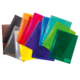 Bunte Kunststoffordner in verschiedenen Farben, angeordnet in einem Stapel.