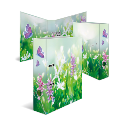 Ein dreidimensionales Display mit bunten Schmetterlingen und Blumen auf einem grünen Hintergrund.