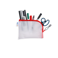 Ein durchsichtiger Federmäppchen mit roten Reißverschluss, gefüllt mit einem Taschenrechner, Stiften, Scheren und einem Radiergummi.