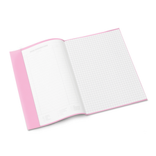Ein offenes Notizbuch mit handschriftlichem Text über die kleine Hexe, der verschiedene Aktivitäten und Ereignisse beschreibt.
