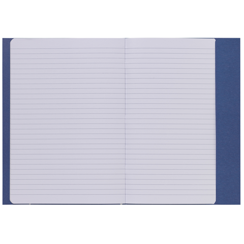 Ein offenes Notizbuch mit linierten Seiten, das auf einem blauen Hintergrund liegt. Die Seiten sind leer und bereit zum Schreiben.