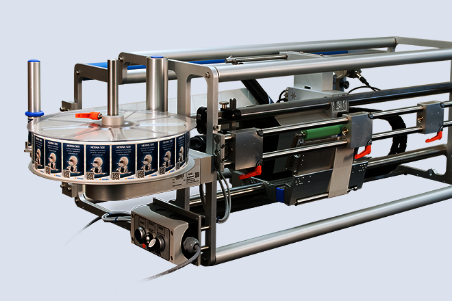 Eine industrielle Maschine mit einem runden Fördersystem und einem Motor, die für automatisierte Produktionsprozesse konzipiert ist.