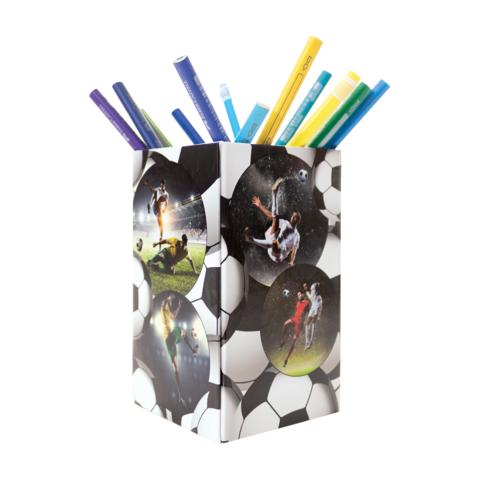 Ein Stiftehalter mit Fußballmotiven, gefüllt mit bunten Stiften in verschiedenen Farben.