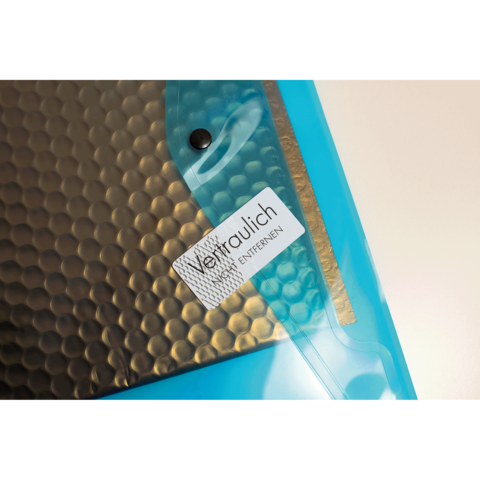 Transparente Hülle mit einem schwarzen, wabenförmigen Muster und einem Etikett, das "Vertraulich" und "Entfernen" zeigt.