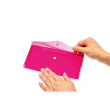 Eine Hand hält eine pinke, flache Box, während die andere Hand den Deckel anhebt, um einen kleinen weißen Gegenstand zu zeigen.