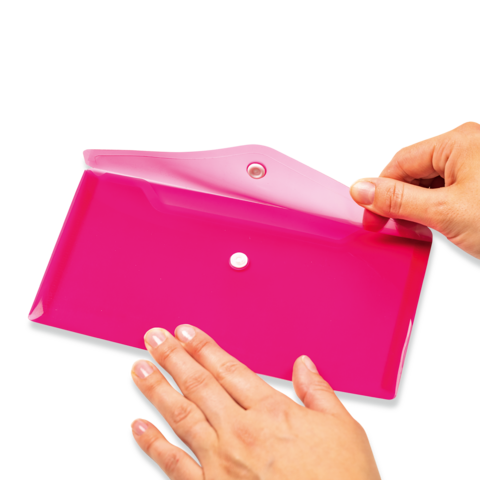 Eine Hand hält eine pinke, flache Box, während die andere Hand den Deckel anhebt, um einen kleinen weißen Gegenstand zu zeigen.