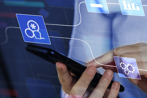 Eine Person hält ein Smartphone, während digitale Symbole und Diagramme im Hintergrund angezeigt werden, die Daten und Netzwerke darstellen.