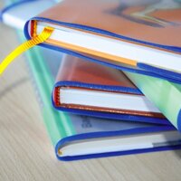 Bücherstapel mit Buchhüllen