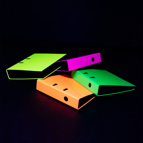 Bunte Ordner in Neonfarben (grün, pink, orange) stapeln sich auf einem dunklen Hintergrund.