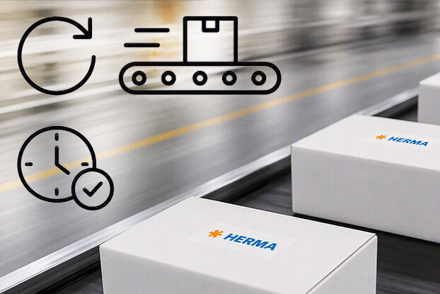Automatisierte Fördertechnik mit Verpackungsmaschinen und Symbolen für Effizienz und Logistik. Verpackte Kartons auf einem Förderband.