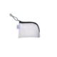 Kleine, weiße Tasche mit Reißverschluss und Schlaufe, ideal für die Aufbewahrung von Kleinigkeiten oder Zubehör.