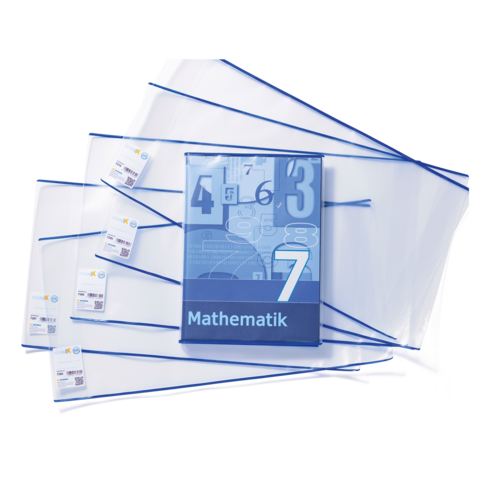 Ein Mathematikbuch mit blauer Abdeckung und mehrere transparente Hüllen mit blauen Streifen.