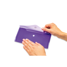 Eine Hand hält eine lila Mappe, während die andere Hand die Klappe öffnet.