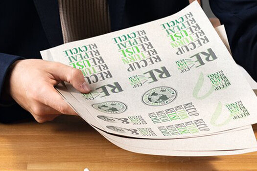 Naturbraune Etiketten, bedruckt, auf Schreibtisch