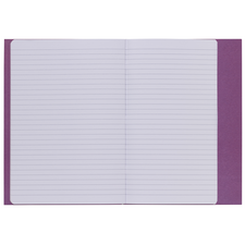 Offenes Notizbuch mit liniertem Papier und lila Einband. Die Seiten sind leer und bereit zum Beschreiben oder Notieren.