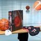 Ein Tisch mit einem Basketball, einem Ordner mit Basketballmotiven und einem Basketballtrikot. Im Hintergrund sind weitere Basketballs sichtbar.