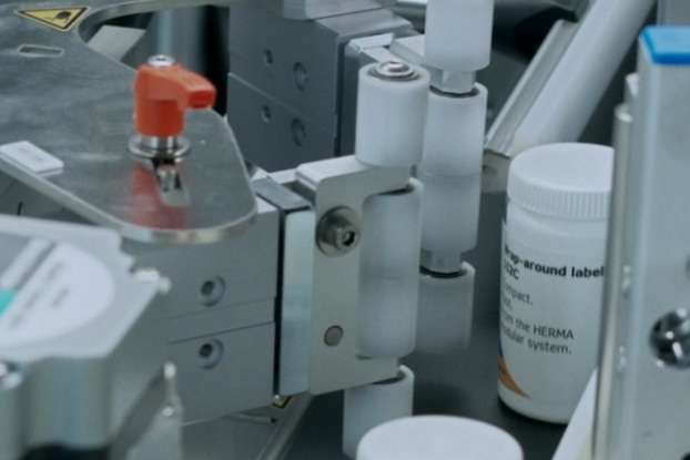 Startseitenslider mit einer Etikettiermaschine, die Verpackungen beschriftet.