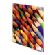 Bunte Buntstifte in verschiedenen Farben, spitz und in einem engen Arrangement angeordnet.