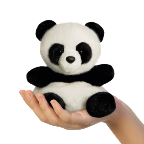 Eine Hand hält ein niedliches, plüschiges Pandabärchen mit schwarz-weißen Farben und runden Ohren.