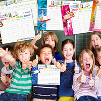 Schulkinder mit ihren Stundenplänen