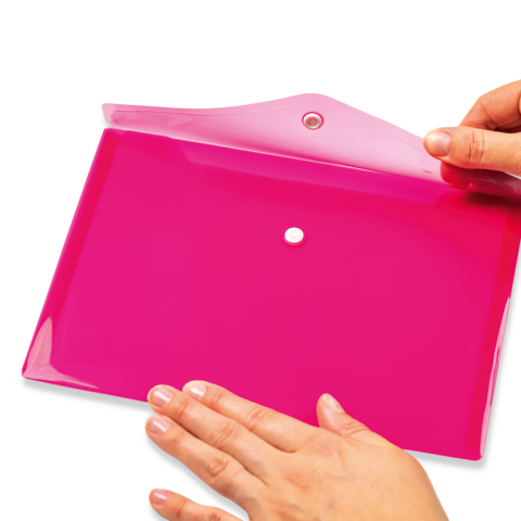 Eine Person hält eine pinke, transparente Mappe mit einem Druckknopfverschluss in den Händen.