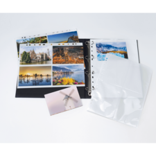 Ein Fotoalbum mit mehreren Seiten, die Landschafts- und Architekturaufnahmen zeigen, sowie leere Hüllen zum Einfügen weiterer Bilder.