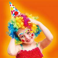 Mädchen, das sich als Clown verkleidet hat und mit Faceart-Stickern geschmückt ist.