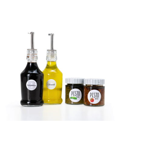 Zwei Flaschen mit Balsamico und Olivenöl sowie zwei Gläser mit Pesto in verschiedenen Sorten auf einem weißen Hintergrund.